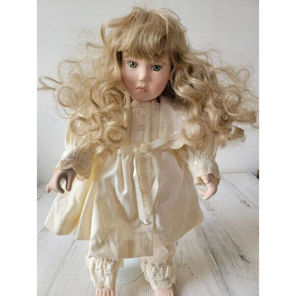 Beautiful Buttercup Little dreamer porcelain doll Georgetown collection - Picture 10 of 14